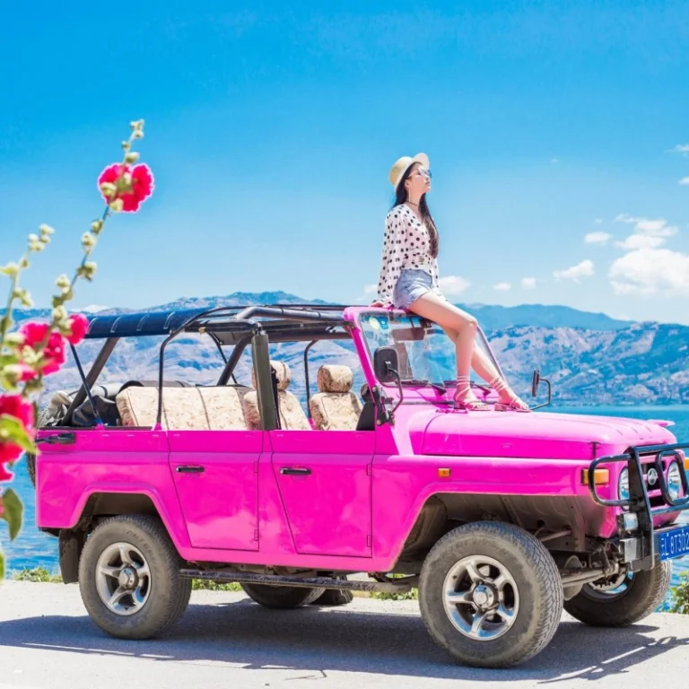 大理敞篷吉普車遊洱海，粉色越野車與旅人欣賞湖景與山景。