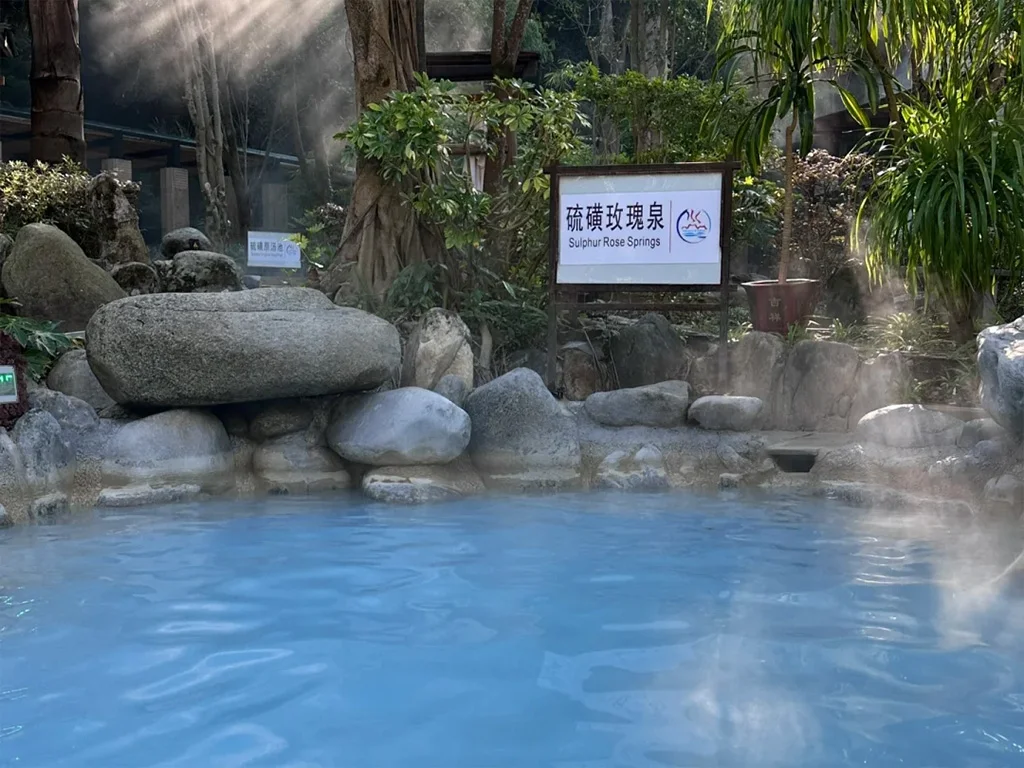 Atami Hot Spring 2 騰衝熱海的森林溫泉,乳藍色的泉池被熱帶綠意環繞,陽光穿過樹林灑在瀰漫的白霧上,是騰衝最療癒的泡湯秘境。