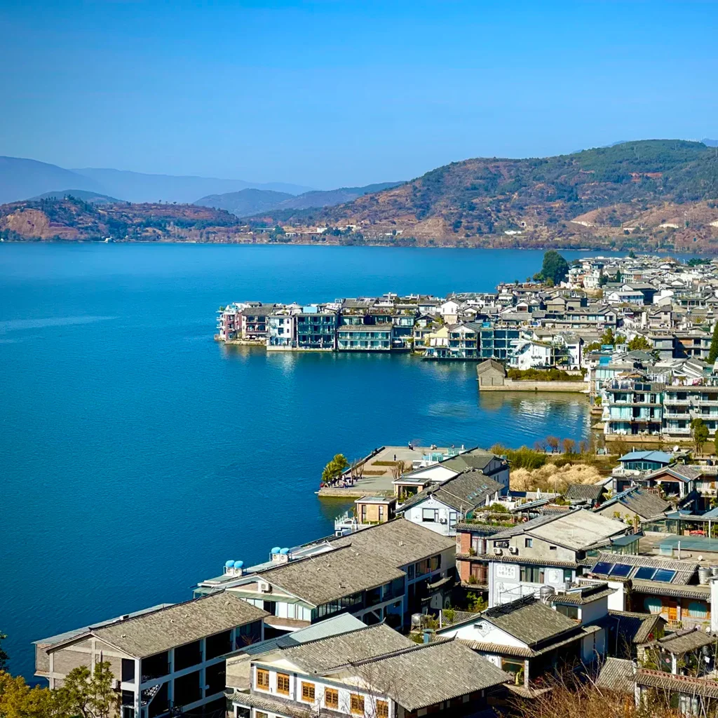 大理洱海雙廊古鎮,洱海岸邊的白族水鄉,湖景民宿、青石板老街與無敵湖山視野,是洱海最具代表性的度假秘境。