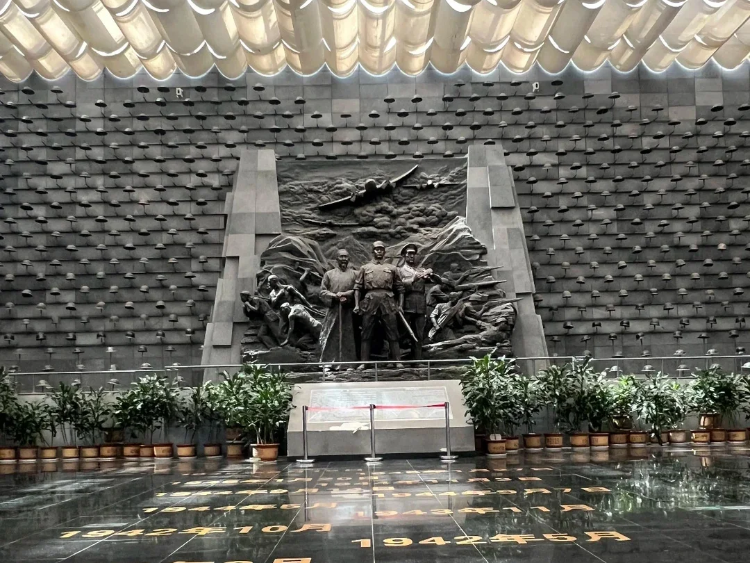 Tengchong National Cemetery 1 騰衝國殤墓園抗戰紀念館大廳,以中央雕塑與滿牆鋼盔為核心,再現滇西抗戰的崢嶸歲月,是對遠征軍將士的莊嚴致敬。