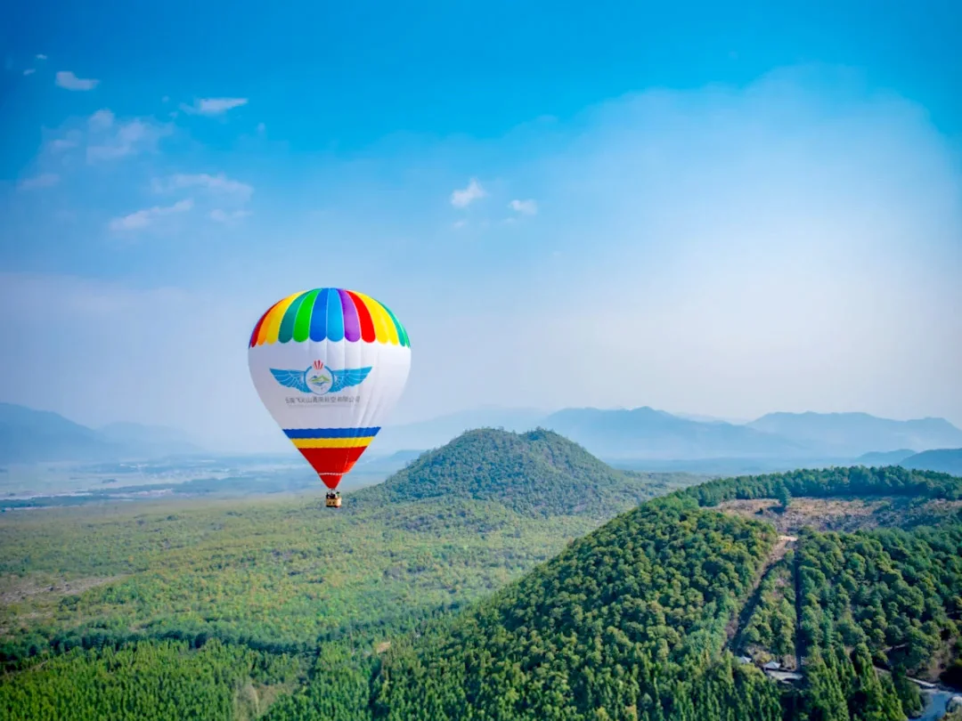 Tengchong Volcanic Geopark 1 騰衝火山地質公園的熱氣球高空視角,從吊籃中俯瞰被森林覆蓋的休眠火山錐,整片火山地貌盡收眼底。