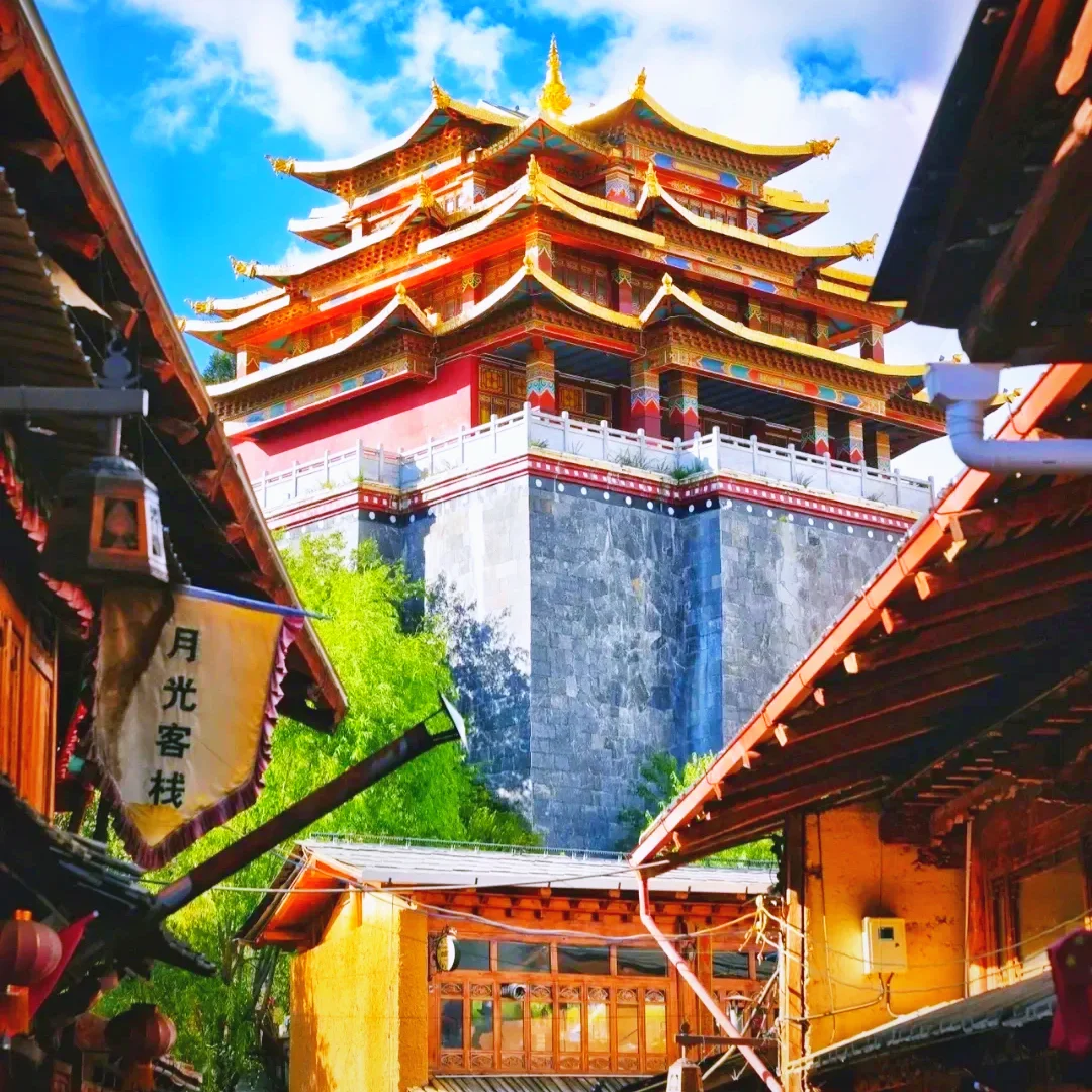 香格里拉独克宗古城内藏式寺庙建筑与传统街巷景观