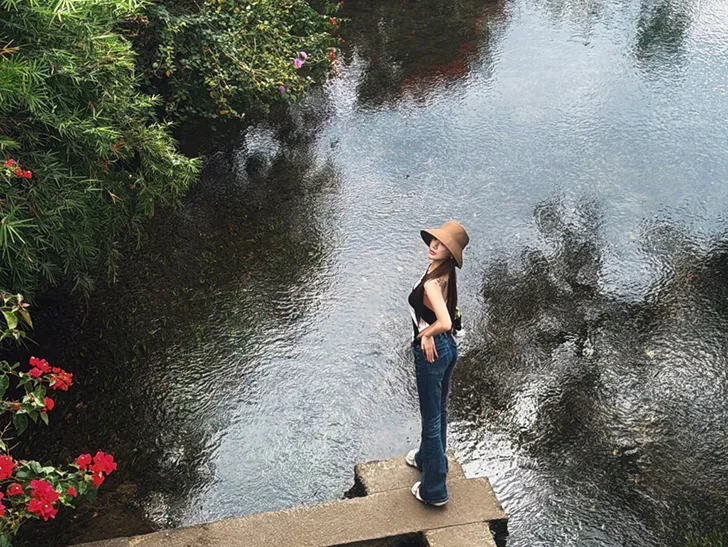 騰衝熱海的澡塘河河谷,清澈的河水與熱帶綠意環繞,石階延伸入水中,是熱海秘境般的打卡角落。