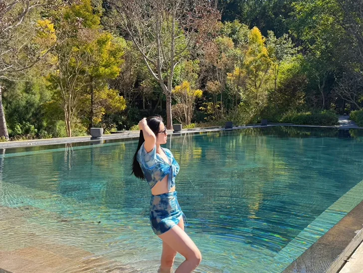 騰衝熱海的森林無邊溫泉池,澄澈藍綠色池水與周邊林木相映,是泡湯打卡的絕佳場景。