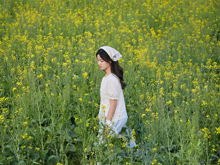 Outfit 騰衝界頭油菜花田的清新人像打卡,一身白裙在花海中緩步,拍出滿滿的春日溫柔氛圍。