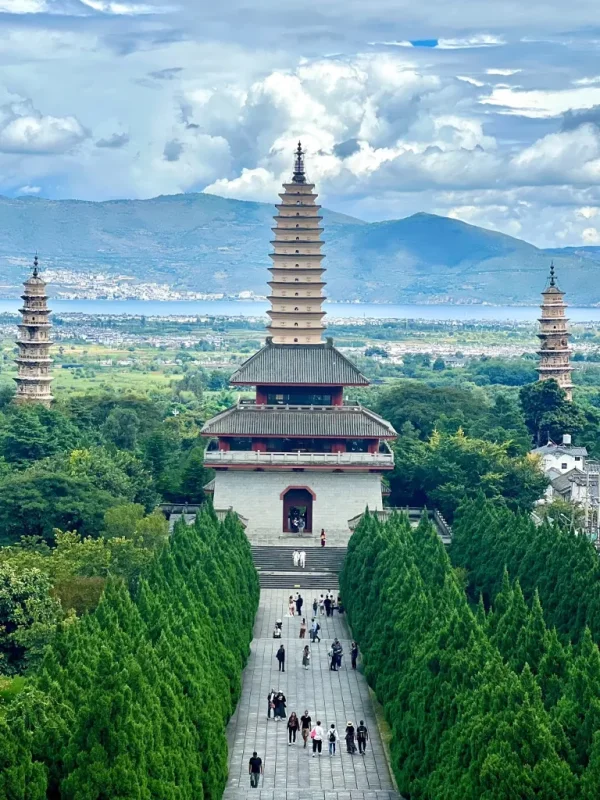 Dali Chongsheng Temple Three Pagodas 2 大理崇聖寺三塔主塔與寺院建築,遠山與雲景襯托壯麗景觀。