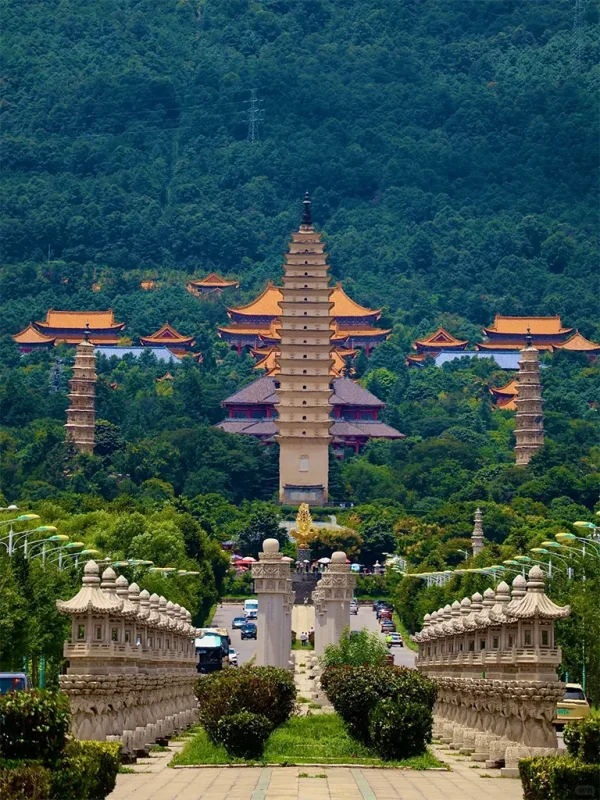 Dali Chongsheng Temple Three Pagodas 大理崇聖寺三塔,古塔與寺院建築結合,背靠青山景色壯麗。