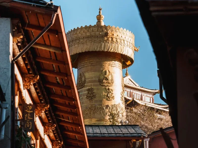 香格里拉獨克宗古城世界最大轉經筒，鎏金巨型藏式經筒聳立古巷之間，高原晴空下金光璀璨，滿載千年藏傳佛教祈福文化。