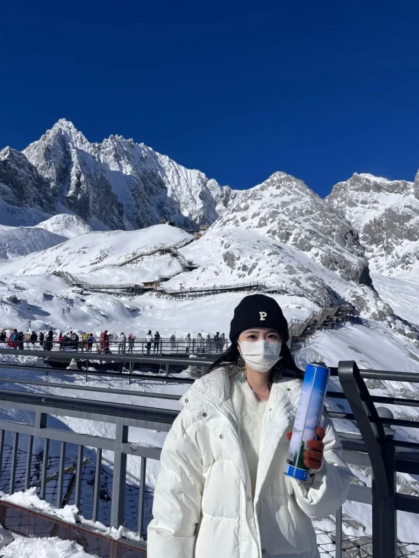 Lijiang Winter Scenery 3 rlukt36pwyvvleo3ml8mu3h5wg7fm9n6qnvey2f2o0 麗江玉龍雪山冬季遊客旅遊場景。