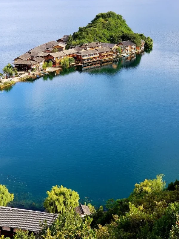 Lugu Lake Mosuo1 俯瞰 瀘沽湖 湖中半島上的摩梭村落與傳統木屋。