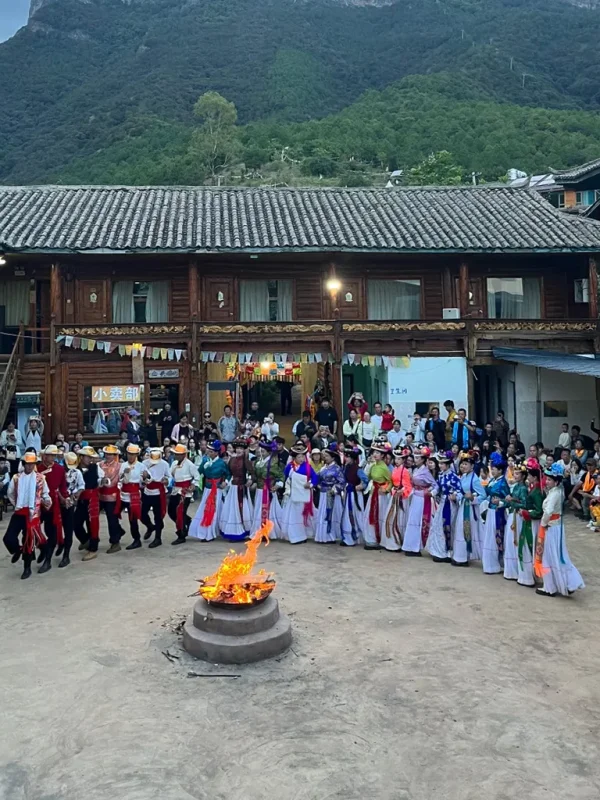 Mosuo Bonfire Party2 瀘沽湖摩梭族篝火晚會,圍繞火堆跳舞,穿著傳統民族服飾的文化表演場景。