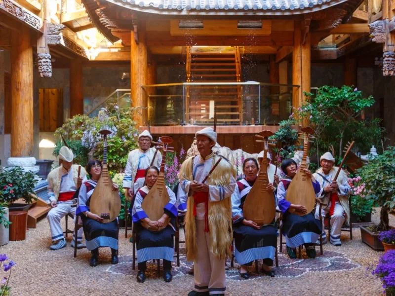 Naxi Culture 4 納西族樂隊在麗江庭院演奏傳統音樂。