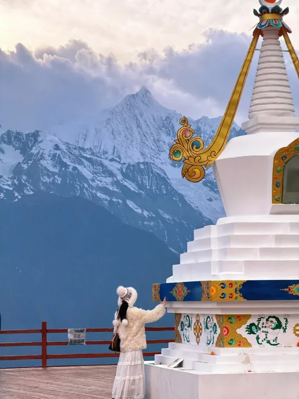 在香格里拉梅里雪山腳下，與藏式白塔同框，背後是皚皚雪峰的卡瓦格博峰，是滇西旅行最具神聖感的畫面。