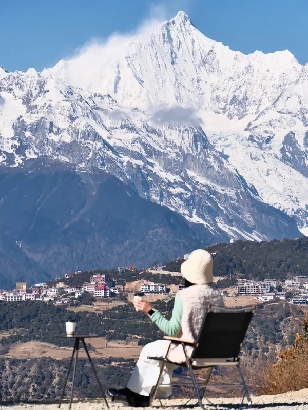 在香格里拉梅里雪山腳下，坐在觀景位喝一杯咖啡，背後是卡瓦格博峰的皚皚雪峰，是滇西旅行最具儀式感的畫面。