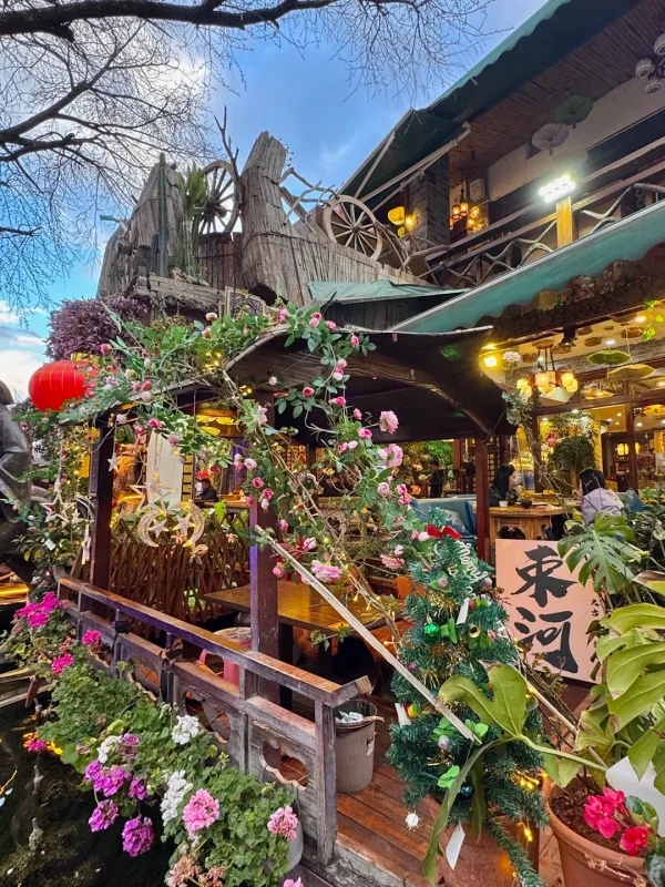 Shuhe Ancient Town Lijiang 束河古鎮的溪畔花園餐廳,鮮花環繞、暖燈點綴,是麗江最具浪漫氛圍的用餐打卡地。