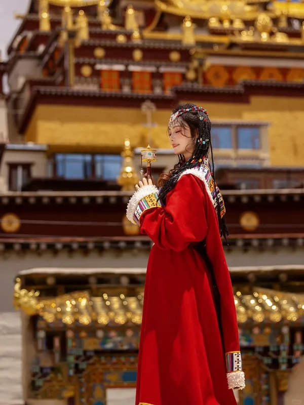 在松贊林寺的金頂前，穿著正紅藏服、手持轉經輪，是香格里拉最具神聖儀式感的藏服寫真。