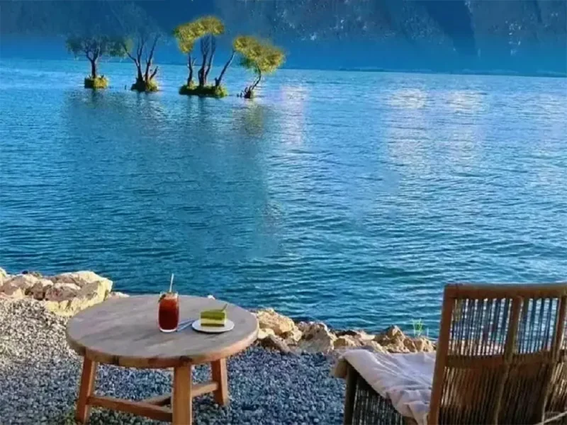The Slow Life at Erhai Lake Dali 大理洱海邊慢生活場景,湖畔桌椅與飲品,遠望平靜湖水與樹影。