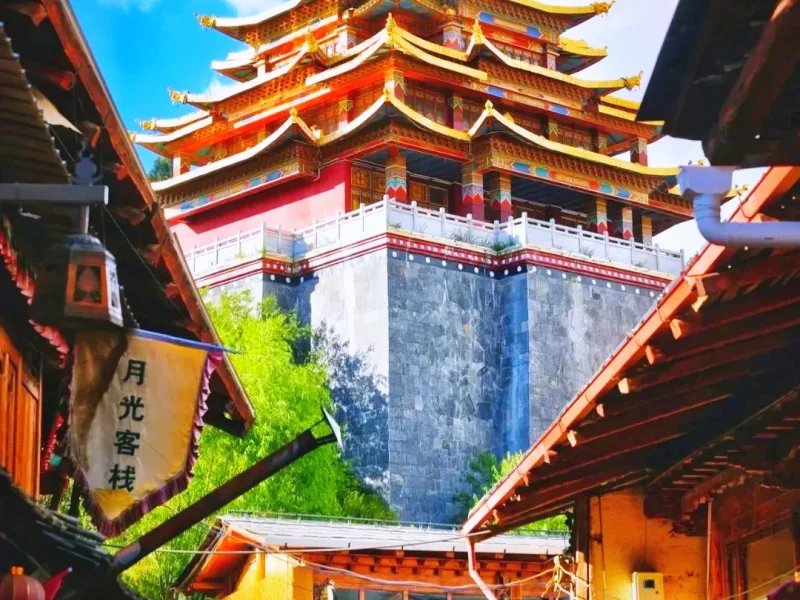 香格里拉独克宗古城内藏式寺庙建筑与传统街巷景观