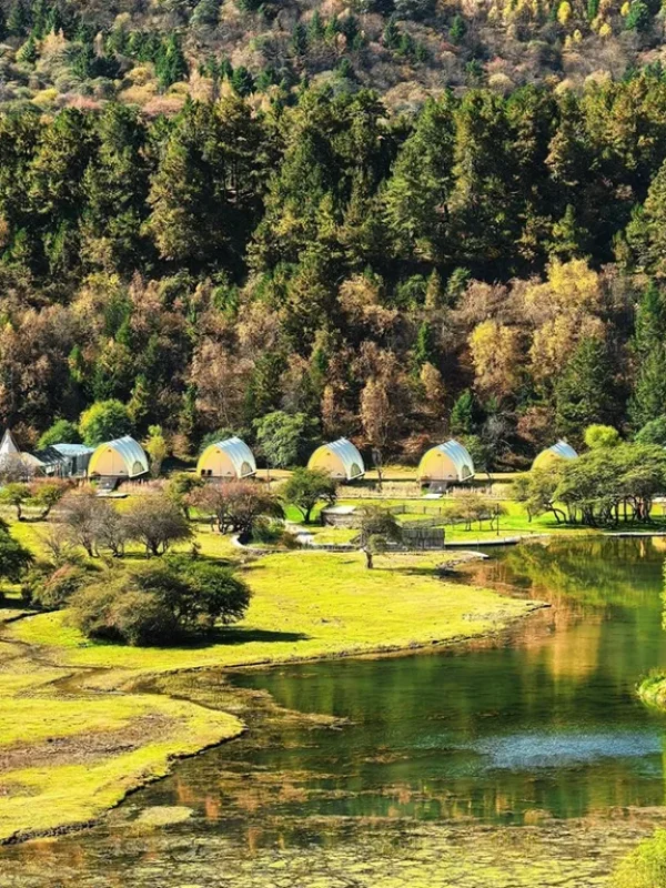 香格里拉湖邊露營度假區秋季景觀
