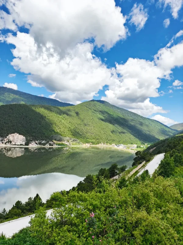香格里拉湖泊倒影與山區公路自然風光