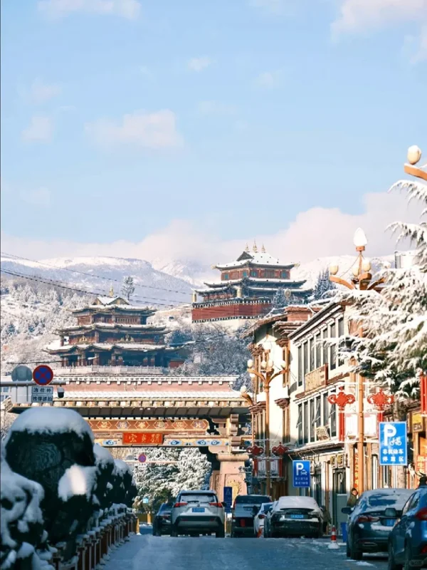 香格里拉冬季古城街道雪景