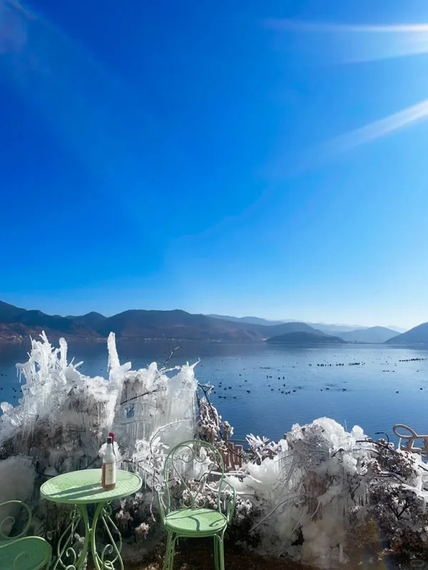 香格里拉冬季湖泊與陽光雪景