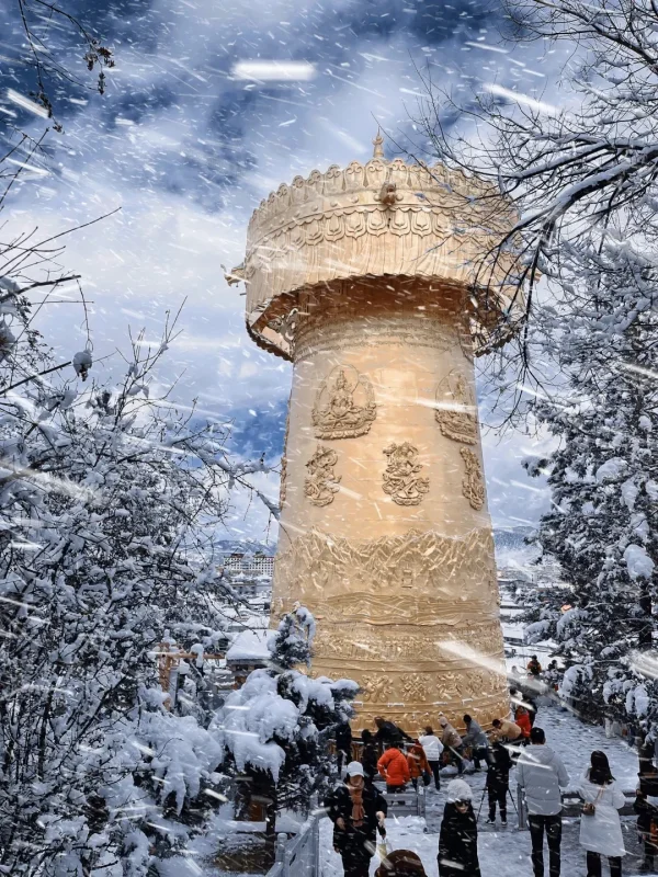 香格里拉冬季大轉經筒與雪景風光