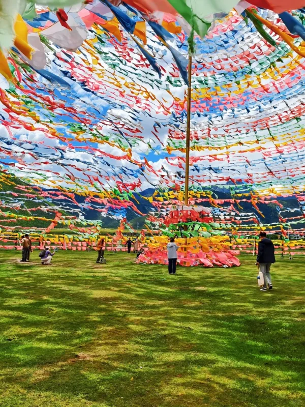 香格里拉草原大型經幡內部祈福文化場景