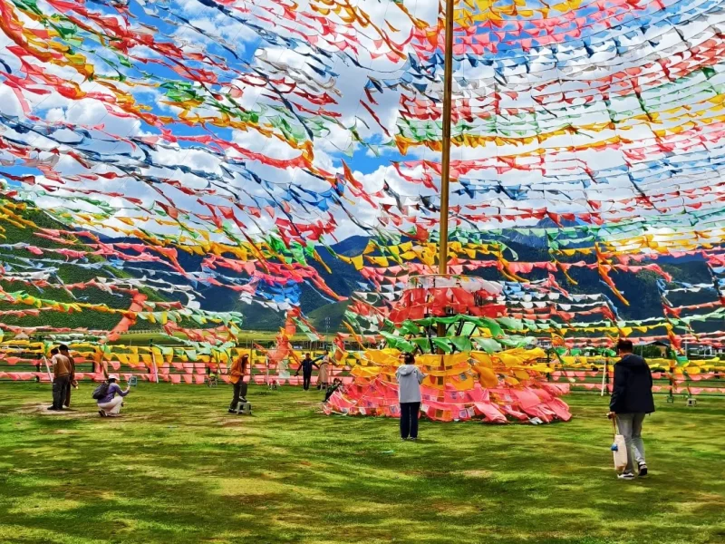 香格里拉草原大型經幡內部祈福文化場景